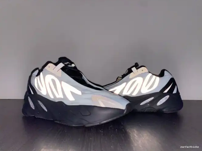 MNVN Adidas Blue Tint Boost GZ0711 700 Yeezy 0702